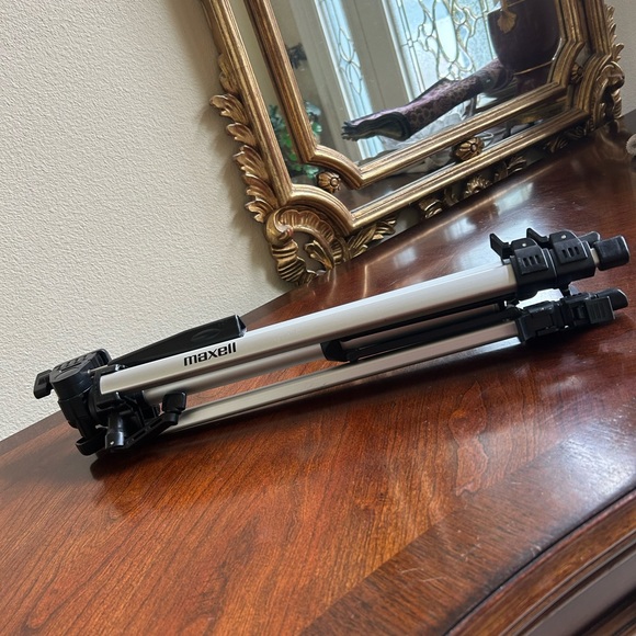 Maxell camera tripod with extendable legs - Picture 3 of 6